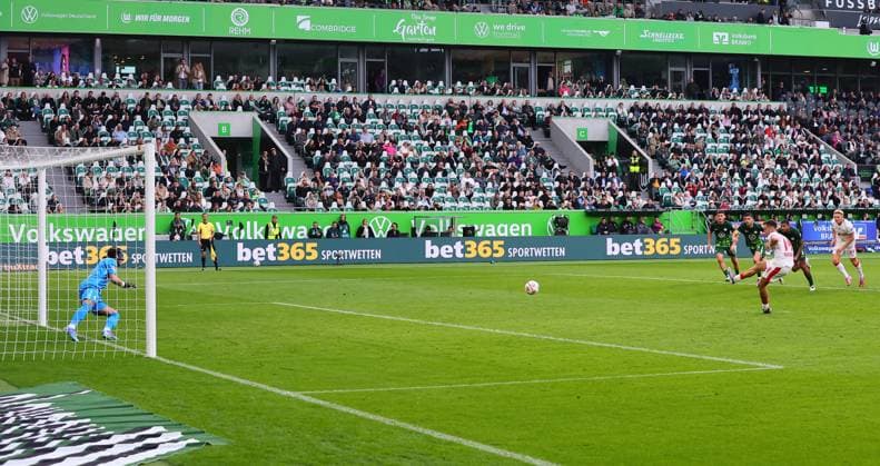 Wolfsburg RB Leipzig Bundesliga Wolfsburg, 27 09 2025, Volkswagen Arena, Bundesliga, Matchday 5 , VFL WOLFSBURG vs RB LEIPZIG 0 1 0 1 , In the picture Christoph Baumgartner 14, RB Leipzig fails with a penalty , Picture Point