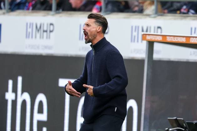 Head coach Sandro Wagner FC Augsburg gives instructions to the team, gesticulates, shouts, 1 FC Heidenheim 1846 vs FC Augsburg, DFL, Bundesliga, Saison 2025 2026, Voith Arena, Hinrunde, 5 Spieltag, 27 09 2025 DFB regulations prohibit any use of photographs as image sequences and or quasi video Heidenheim Baden Wuerttemberg Germany Copyright: xkolbert-press MartinxAgüerax