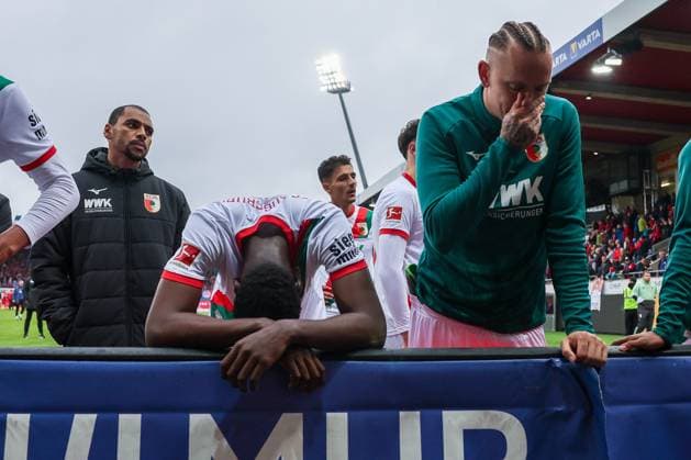 Dejection among Chrislain Matsima 5 FC Augsburg and Marius Wolf 27 FC Augsburg as well as Alexis Claude Maurice 20 FC Augsburg after the away defeat, 1 FC Heidenheim 1846 vs FC Augsburg, DFL, Bundesliga, Saison 2025 2026, Voith Arena, Hinrunde, 5 Spieltag, 27 09 2025 DFB regulations prohibit any use of photographs as image sequences and or quasi video Heidenheim Baden Wuerttemberg Germany Copyright: xkolbert-press MartinxAgüerax