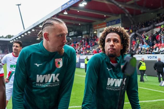 Disappointment, frustration at Marius Wolf 27 FC Augsburg and Han Noah Massengo 4 FC Augsburg after the defeat, at the fans, 1 FC Heidenheim 1846 vs FC Augsburg, DFL, Bundesliga, Saison 2025 2026, Voith Arena, Hinrunde, 5 Spieltag, 27 09 2025 DFB regulations prohibit any use of photographs as image sequences and or quasi video Heidenheim Baden Wuerttemberg Germany Copyright: xkolbert-press MartinxAgüerax