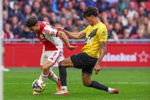 2025-09-27 AFC Ajax v NAC Breda - Dutch Eredivisie AMSTERDAM, NETHERLANDS - SEPTEMBER 27: Raul Moro of AFC Ajax, Rio Hillen of NAC Breda during the Dutch Eredivisie match between AFC Ajax and NAC Breda at Johan Cruijff ArenA on September 27, 2025 in Amsterdam, Netherlands. Amsterdam Johan Cruijff ArenA Netherlands Content not available for redistribution in The Netherlands directly or indirectly through any third parties. Copyright: xBenxGalx