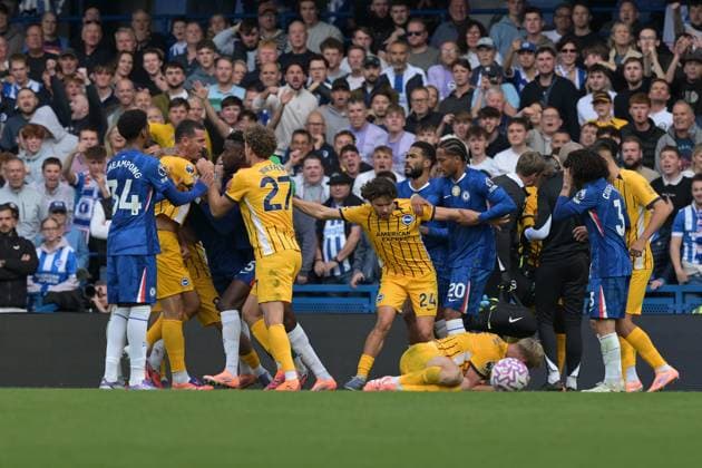 Chelsea vs Brighton Premier League players clash whilst waiting for a VAR check for a Brighton penalty during the Chelsea vs Brighton & Hove Albion Premier League match at Stamford Bridge London. London Stamford Bridge UK Copyright: xMartinxDaltonx Chelsea_vs_Brighton_270925_MD_568