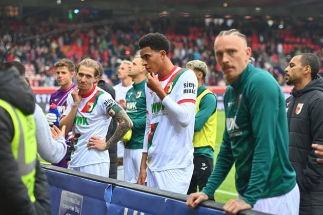 Augsburg players after the match in front of the fans,football fans, disappointment,frustration,disappointed,frustrated,dejected, Soccer 1 Bundesliga Season 2025 2026, 5 Matchday, Matchday05 1 FC Heidenheim FC Augsburg 2 1 on 27 09 2025, VOITH ARENA
