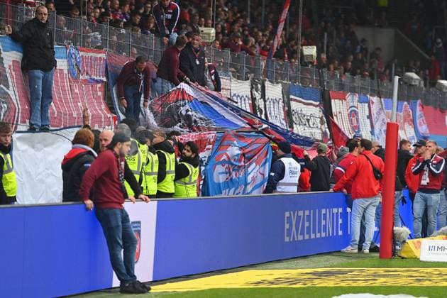 Medical emergency in front of the Heidenheim fan block Football 1 Bundesliga Season 2025 2026, Matchday 5, Matchday05 1 FC Heidenheim FC Augsburg 2 1 on 27 09 2025, VOITH ARENA