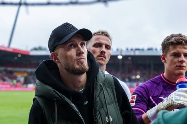 Disappointment, frustration for Jeffrey Gouweleeuw 6 FC Augsburg after the defeat, with Phillip Tietz 21 FC Augsburg and Finn Dahmen 1 FC Augsburg , 1 FC Heidenheim 1846 vs FC Augsburg, DFL, Bundesliga, Saison 2025 2026, Voith Arena, Hinrunde, 5 Spieltag, 27 09 2025 DFB regulations prohibit any use of photographs as image sequences and or quasi video Heidenheim Baden Wuerttemberg Germany Copyright: xkolbert-press MartinxAgüerax