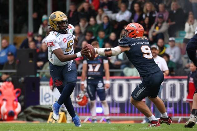 Starting QB Clifton McDowell (Dresden Monarchs, 6 Quarterback) ifm Razorbacks Ravensburg vs. Dresden Monarchs, American Football, German Football League, Week 21, 2025, 27.09.2025, Weingarten TeleData Stadion am Lindenhof BW Germany Copyright: xFootxBowl SebastianxJustx