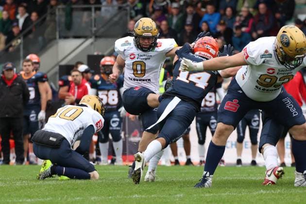 Florian Finke (Dresden Monarchs, 00 Kicker) kicks the Fieldgoal to the 0:3 ifm Razorbacks Ravensburg vs. Dresden Monarchs, American Football, German Football League, Week 21, 2025, 27.09.2025, Weingarten TeleData Stadion am Lindenhof BW Germany Copyright: xFootxBowl SebastianxJustx
