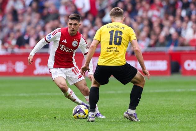 2025-09-27 AFC Ajax v NAC Breda - Dutch Eredivisie AMSTERDAM, NETHERLANDS - SEPTEMBER 27: Oscar Gloukh of AFC Ajax, Max Balard of NAC Breda during the Dutch Eredivisie match between AFC Ajax and NAC Breda at Johan Cruijff ArenA on September 27, 2025 in Amsterdam, Netherlands. Amsterdam Johan Cruijff ArenA Netherlands Content not available for redistribution in The Netherlands directly or indirectly through any third parties. Copyright: xBenxGalx