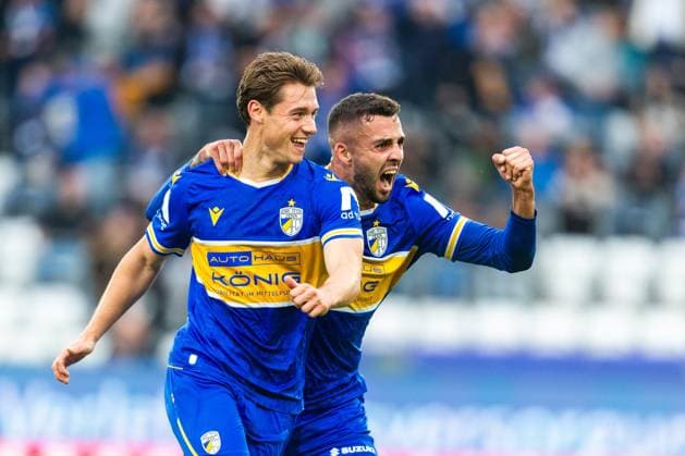Jena , 270925, Soccer Regionalliga , FC Carl Zeiss Jena vs Chemnitzer FC in the picture Marcel Hoppe and Justin Schau Jena celebrate the goal to 2 0