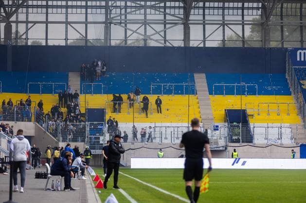Jena , 270925, Soccer Regionalliga , FC Carl Zeiss Jena vs Chemnitzer FC in the picture South Curve Ultras leave the fan block