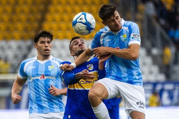 Jena , 270925, Soccer Regionalliga , FC Carl Zeiss Jena vs Chemnitzer FC in the picture Justin Schau Jena vs Tobias Stockinger Chemnitz