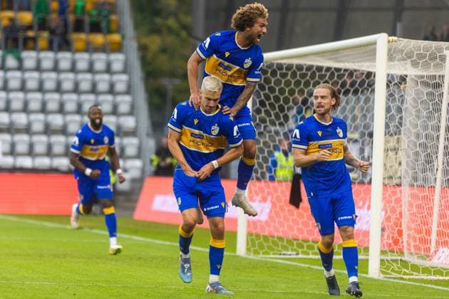 Jena , 270925, Soccer Regionalliga , FC Carl Zeiss Jena vs Chemnitzer FC in the picture Sören Reddemann , Kevin Lankfort and Nils Butzen Jena cheer about the goal to 1 0