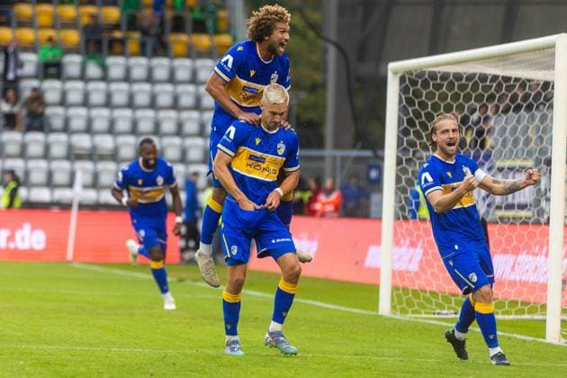 Jena , 270925, Soccer Regionalliga , FC Carl Zeiss Jena vs Chemnitzer FC in the picture Sören Reddemann , Kevin Lankfort and Nils Butzen Jena cheer about the goal to 1 0