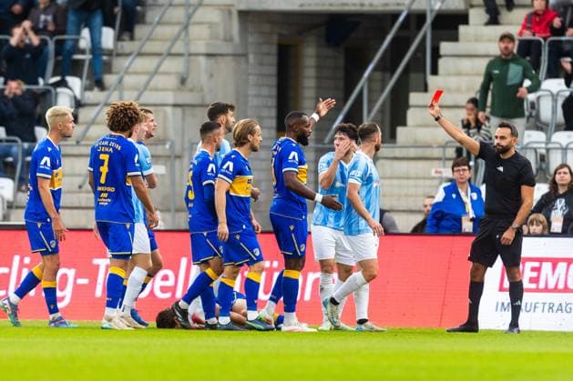 Jena , 270925, Soccer Regionalliga , FC Carl Zeiss Jena vs Chemnitzer FC in picture Red card against Tom Baumgart Chemnitz by referee Christoph Dallmann