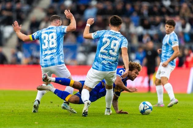 Jena , 270925, Soccer Regionalliga , FC Carl Zeiss Jena vs Chemnitzer FC in the picture Kevin Lankfort Jena vs Tom Baumgart and Tobias Müller Chemnitz