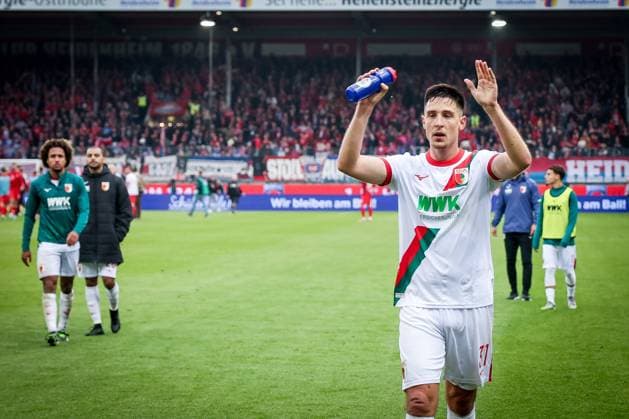 Keven Schlotterbeck 31 FC Augsburg disappointed with the fans after the defeat, 1 FC Heidenheim 1846 vs FC Augsburg, DFL, Bundesliga, Saison 2025 2026, Voith Arena, Hinrunde, 5 Spieltag, 27 09 2025 DFB regulations prohibit any use of photographs as image sequences and or quasi video Heidenheim Baden Wuerttemberg Germany Copyright: xkolbert-press MartinxAgüerax