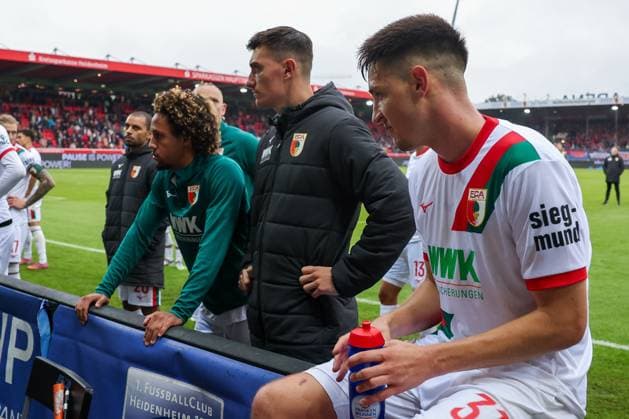 Han Noah Massengo 4 FC Augsburg , Cedric Zesiger 16 FC Augsburg and Keven Schlotterbeck 31 FC Augsburg frustrated after the defeat with the fans, 1 FC Heidenheim 1846 vs FC Augsburg, DFL, Bundesliga, Saison 2025 2026, Voith Arena, Hinrunde, 5 Spieltag, 27 09 2025 DFB regulations prohibit any use of photographs as image sequences and or quasi video Heidenheim Baden Wuerttemberg Germany Copyright: xkolbert-press MartinxAgüerax