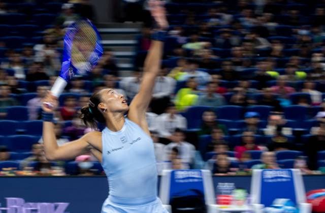 (250927) -- BEIJING, Sept. 27, 2025 -- Zheng Qinwen serves during the women s singles second round match between Zheng Qinwen of China and Emiliana Arango of Colombia at 2025 China Open tennis tournament in Beijing, China, Sept. 27, 2025. ) (SP)CHINA-BEIJING-TENNIS-CHINA OPEN-WOMEN S SINGLES-SECOND ROUND (CN) HuxJingwen 