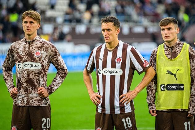 Fußball I Herren I Saison 2025-2026 I Bundesliga I 5. Spieltag I FC St. Pauli - Bayer 04 Leverkusen I 27.09.2025 Erik Ahlstrand (20, FC St. Pauli), Martijn Kaars (19, FC St. Pauli), Arkadiusz Pyrka (11, FC St. Pauli) Hamburg Millerntor-Stadion Hamburg Deutschland Copyright: xLobecax xHenningxRohlfsx