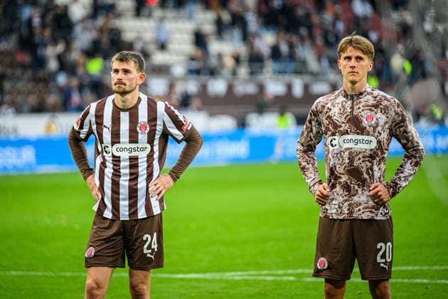 Fußball I Herren I Saison 2025-2026 I Bundesliga I 5. Spieltag I FC St. Pauli - Bayer 04 Leverkusen I 27.09.2025 Connor Metcalfe (24, FC St. Pauli), Erik Ahlstrand (20, FC St. Pauli) Hamburg Millerntor-Stadion Hamburg Deutschland Copyright: xLobecax xHenningxRohlfsx
