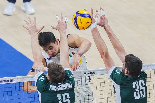 (250927) -- PASAY CITY, Sept. 27, 2025 -- Alessandro Michieletto (Back) of Italy competes during the semifinal match between Italy and Poland at the FIVB Men s World Championship, WM, Weltmeisterschaft 2025 in Pasay City, the Philippines, Sept. 27, 2025. ) (SP)PHILIPPINES-PASAY CITY-VOLLEYBALL-FIVB MEN S WORLD CHAMPIONSHIP 2025-SEMIFINALS ROUELLExUMALI 
