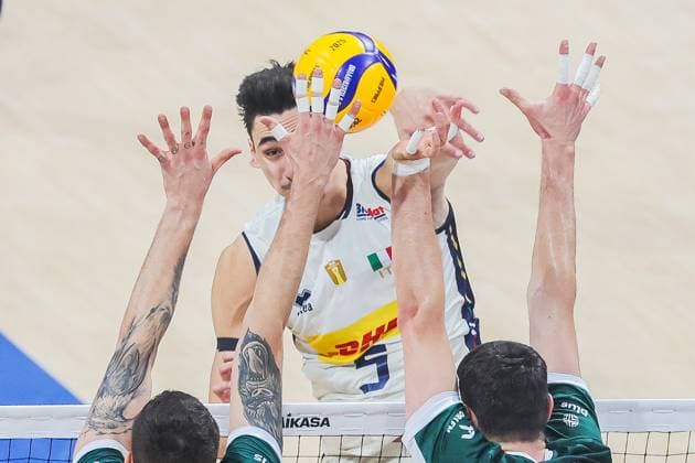 (250927) -- PASAY CITY, Sept. 27, 2025 -- Alessandro Michieletto (back) of Italy competes during the semifinal match between Italy and Poland at the FIVB Men s World Championship, WM, Weltmeisterschaft 2025 in Pasay City, the Philippines, Sept. 27, 2025. ) (SP)PHILIPPINES-PASAY CITY-VOLLEYBALL-FIVB MEN S WORLD CHAMPIONSHIP 2025-SEMIFINALS ROUELLExUMALI 