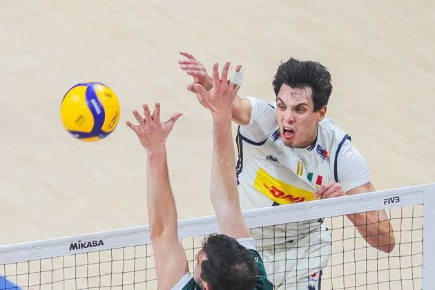 (250927) -- PASAY CITY, Sept. 27, 2025 -- Mattia Bottolo (back) of Italy competes during the semifinal match between Italy and Poland at the FIVB Men s World Championship, WM, Weltmeisterschaft 2025 in Pasay City, the Philippines, Sept. 27, 2025. ) (SP)PHILIPPINES-PASAY CITY-VOLLEYBALL-FIVB MEN S WORLD CHAMPIONSHIP 2025-SEMIFINALS ROUELLExUMALI 