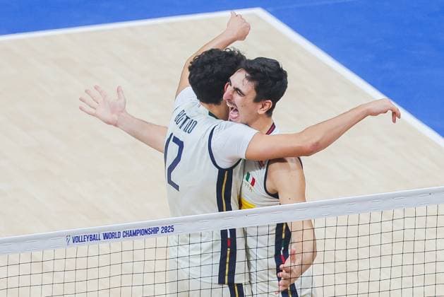 (250927) -- PASAY CITY, Sept. 27, 2025 -- Alessandro Michieletto (R) and Mattia Bottolo (L) of Italy celebrate after scoring a point during the semifinal match between Italy and Poland at the FIVB Men s World Championship, WM, Weltmeisterschaft 2025 in Pasay City, the Philippines, Sept. 27, 2025. ) (SP)PHILIPPINES-PASAY CITY-VOLLEYBALL-FIVB MEN S WORLD CHAMPIONSHIP 2025-SEMIFINALS ROUELLExUMALI 