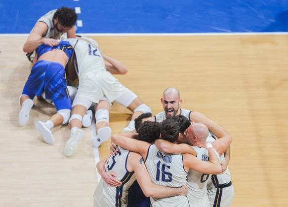 (250927) -- PASAY CITY, Sept. 27, 2025 -- Players of Italy celebrate winning the semifinal match between Italy and Poland at the FIVB Men s World Championship, WM, Weltmeisterschaft 2025 in Pasay City, the Philippines, Sept. 27, 2025. ) (SP)PHILIPPINES-PASAY CITY-VOLLEYBALL-FIVB MEN S WORLD CHAMPIONSHIP 2025-SEMIFINALS ROUELLExUMALI 