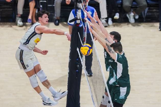 (250927) -- PASAY CITY, Sept. 27, 2025 -- Luca Porro (L) of Italy competes during the semifinal match between Italy and Poland at the FIVB Men s World Championship, WM, Weltmeisterschaft 2025 in Pasay City, the Philippines, Sept. 27, 2025. ) (SP)PHILIPPINES-PASAY CITY-VOLLEYBALL-FIVB MEN S WORLD CHAMPIONSHIP 2025-SEMIFINALS ROUELLExUMALI 