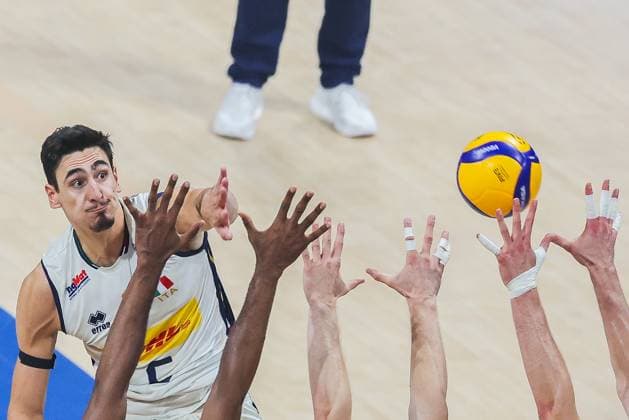 (250927) -- PASAY CITY, Sept. 27, 2025 -- Alessandro Michieletto of Italy competes during the semifinal match between Italy and Poland at the FIVB Men s World Championship, WM, Weltmeisterschaft 2025 in Pasay City, the Philippines, Sept. 27, 2025. ) (SP)PHILIPPINES-PASAY CITY-VOLLEYBALL-FIVB MEN S WORLD CHAMPIONSHIP 2025-SEMIFINALS ROUELLExUMALI 