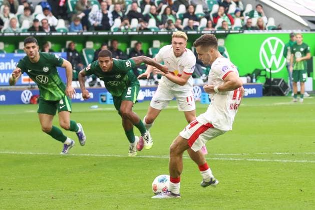 27 09 2025, xgox, Soccer 1 Bundesliga, VfL Wolfsburg RB Leipzig emspor, v l Christoph Baumgartner Leipzig, 14 misses penalty shoots the ball on goal, shot on goal, shot DFL DFB REGULATIONS PROHIBIT ANY USE OF PHOTOGRAPHS as IMAGE SEQUENCES and or QUASI VIDEO Wolfsburg