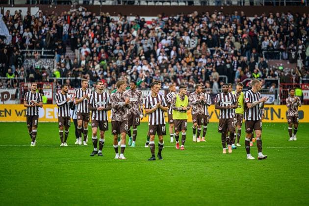 Soccer I Men I Season 2025 2026 I Bundesliga I Matchday 5 I FC St Pauli Bayer 04 Leverkusen I 27 09 2025 FC St Pauli thanks the fans Hamburg Millerntor Stadion Hamburg Germany Copyright: xLobecax xHenningxRohlfsx