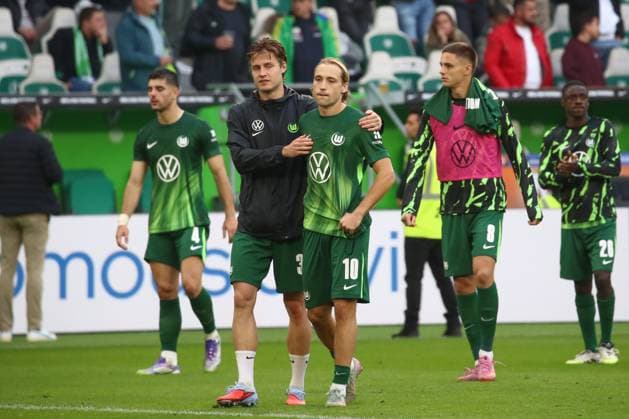 27 09 2025, xgox, Soccer 1 Bundesliga, VfL Wolfsburg RB Leipzig emspor, v l Mattias Svanberg Wolfsburg, 32 , Lovro Majer Wolfsburg, 10 disappointed, disappointed, disappointed DFL DFB REGULATIONS PROHIBIT ANY USE OF PHOTOGRAPHS as IMAGE SEQUENCES and or QUASI VIDEO Wolfsburg