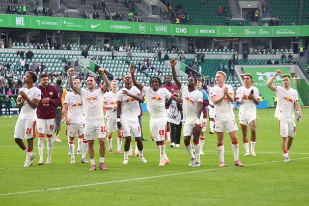 27 09 2025, xgox, Soccer 1 Bundesliga, VfL Wolfsburg RB Leipzig emspor, v l Leipzig jubilation over the victory, jubilation after the end of the match DFL DFB REGULATIONS PROHIBIT ANY USE OF PHOTOGRAPHS as IMAGE SEQUENCES and or QUASI VIDEO Wolfsburg