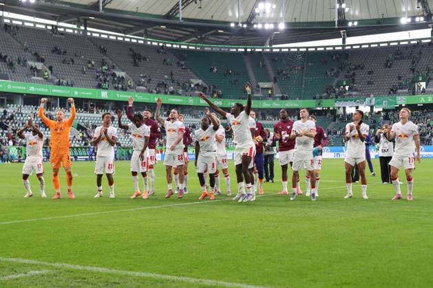 27 09 2025, xgox, Soccer 1 Bundesliga, VfL Wolfsburg RB Leipzig emspor, v l Leipzig jubilation over the victory, jubilation after the match DFL DFB REGULATIONS PROHIBIT ANY USE OF PHOTOGRAPHS as IMAGE SEQUENCES and or QUASI VIDEO Wolfsburg