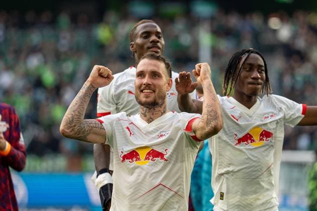 Germany Soccer 1 Bundesliga, Matchday 6 2025 2026, VfL Wolfsburg RB Leipzig on 27 09 2025 in Wolfsburg Volkswagen Arena RB celebrates the 1 0 victory with the fans David Raum RB Leipzig 22 , an Diomande RB Leipzig 49 Copyright: xSvenxHeidmannx