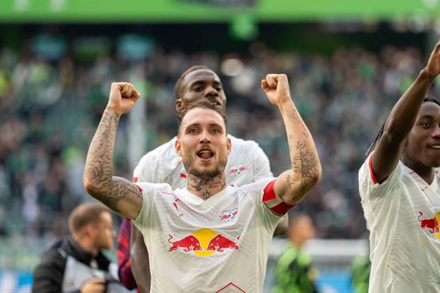 Germany Soccer 1 Bundesliga, Matchday 6 2025 2026, VfL Wolfsburg RB Leipzig on 27 09 2025 in Wolfsburg Volkswagen Arena RB celebrates the 1 0 victory with the traveling fans David Raum RB Leipzig 22 , Copyright: xSvenxHeidmannx