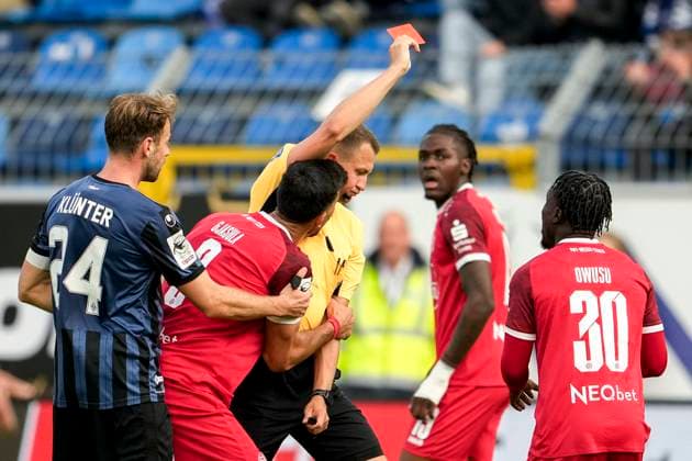 from left Lukas Klünter SVWM, 24 , red card offender Klaus Gjasula Essen, 8 presses Florian Lechner referee , Franci Bouebari Essen, 19 , Kelsey Owusu Meisel Essen, 30 , shows red card, sending off, sending off, highlight, red card, dismissal, sending off, action, action scene, 27 09 2025, Mannheim Germany , Football, 3 Liga, SV Waldhof Mannheim Rot Weiss Essen, DFB DFL REGULATIONS PROHIBIT ANY USE OF PHOTOGRAPHS AS IMAGE SEQUENCES AND OR QUASI VIDEO xozx
