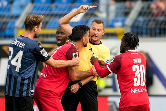 from left Lukas Klünter SVWM, 24 , red card offender Klaus Gjasula Essen, 8 presses Florian Lechner referee , Kelsey Owusu Meisel Essen, 30 , shows the red card, sending off, sending off, suspension, highlight, red card, dismissal, sending off, action, action scene, 27 09 2025, Mannheim Germany , Football, 3 Liga, SV Waldhof Mannheim Rot Weiss Essen, DFB DFL REGULATIONS PROHIBIT ANY USE OF PHOTOGRAPHS AS IMAGE SEQUENCES AND OR QUASI VIDEO xozx