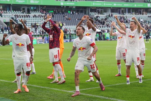 27 09 2025, xgox, Fussball 1 Bundesliga, VfL Wolfsburg RB Leipzig emspor, v l Leipzig um David Raum Leipzig, 22 Jubel über den Sieg, Jubel nach Spielende DFL DFB REGULATIONS PROHIBIT ANY USE OF PHOTOGRAPHS as IMAGE SEQUENCES and or QUASI VIDEO Wolfsburg
