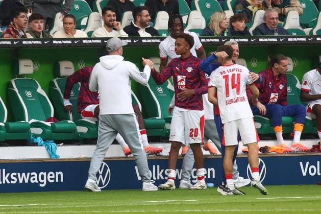 27 09 2025, xgox, Soccer 1 Bundesliga, VfL Wolfsburg RB Leipzig emspor, v l Christoph Baumgartner Leipzig, 14 is comforted DFL DFB REGULATIONS PROHIBIT ANY USE OF PHOTOGRAPHS as IMAGE SEQUENCES and or QUASI VIDEO Wolfsburg