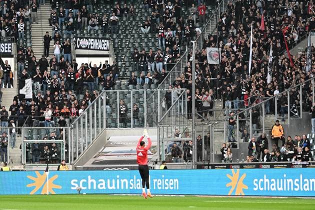 27 09 2025, xjhx, Soccer 1 Bundesliga, Borussia Moenchengladbach Eintracht Warmup warm up warm up before the game Kaua Santos Eintracht Frankfurt DFL DFB REGULATIONS PROHIBIT ANY USE OF PHOTOGRAPHS as IMAGE SEQUENCES and or QUASI VIDEO Moenchengladbach