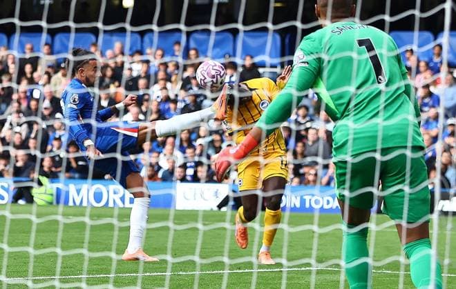 Yankuba Minteh of Brighton & Hove Albion is challenges by Malo Gusto of Chelsea in penalty box but no penalty is given Chelsea v Brighton and Hove Albion, Premier League, Football, Stamford Bridge, London, UK - 27 Sep 2025London Stamford Bridge United Kingdom EDITORIAL USE ONLY No use with unauthorised audio, video, data, fixture lists, club league logos or live services. Online in-match use limited to 120 images, no video emulation. No use in betting, games or single club league player publications.  Copyright: xMichaelxZemanek Shutterstockx 15503910av