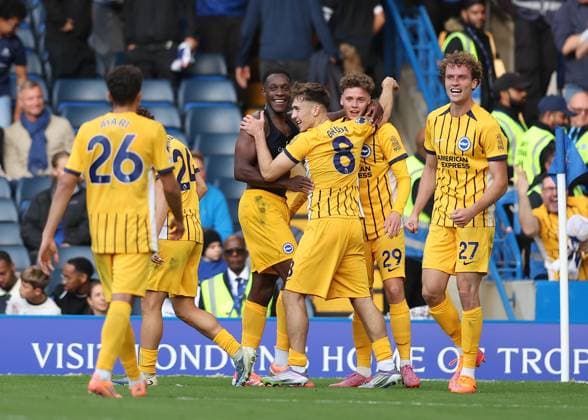 27th September 2025; Stamford Bridge, Chelsea, London, England: Premier League Football, Chelsea versus Brighton and Hove Albion; Danny Welbeck of Brighton &amp; Hove Albion celebrates after scoring his sides 3rd goal in the 100th minute to make it 1-3  JohnxPatrickxFletcher