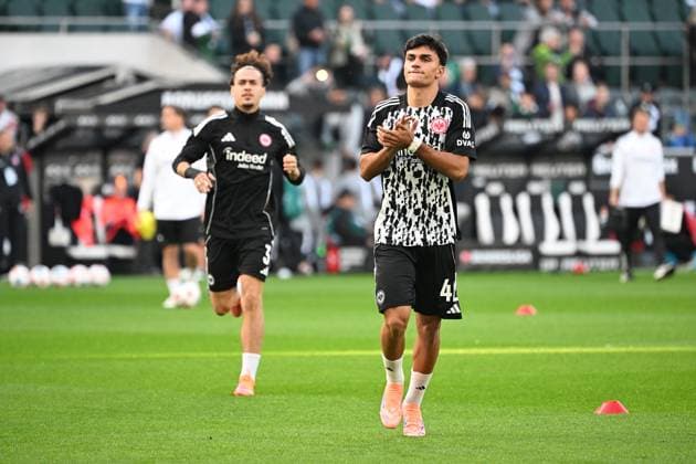 27 09 2025, xjhx, Soccer 1 Bundesliga, Borussia Moenchengladbach Eintracht Warmup warm up warm up before the game Can Uzun Eintracht Frankfurt DFL DFB REGULATIONS PROHIBIT ANY USE OF PHOTOGRAPHS as IMAGE SEQUENCES and or QUASI VIDEO Moenchengladbach