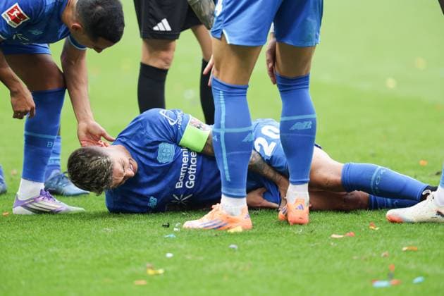 GER, Hamburg, Fußball, DFL, FC St Pauli vs Bayer Leverkusen , im Millerntor Stadion , 27 09 2025 , v l Alex Grimaldo Bayer Leverkusen ,20 lies injured on the ground DFL regulations prohibit any use of photographs as image sequences and or quasi video Copyright: HMBxMedia FernandoxSoares