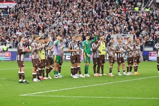 GER, Hamburg, Football, DFL, FC St Pauli vs Bayer Leverkusen , im Millerntor Stadion , 27 09 2025 , v l FC St Pauli thank the fans DFL regulations prohibit any use of photographs as image sequences and or quasi video Copyright: HMBxMedia FernandoxSoares