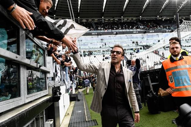 Alessandro Del Piero waves the fans during the Serie A 2025 2026 football match between Juventus FC and Atalanta BC at Juventus Stadium in Torino (Italy), September 27, 2025. andreaxstaccioli
