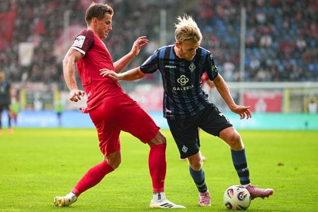 Soccer 3 League, Matchday 8, SV Waldhof Mannheim Rot Weiss Essen on 27 09 2025 in Mannheim Carl Benz Stadion , Germany, Season 2025 2026 DFL REGULATIONS PROHIBIT ANY USE OF PHOTOGRAPHS AS IMAGE SEQUENCES AND OR QUASI VIDEO With ball Nicklas Shipnoski 07, SVWM in duel with Schultz, Michael 4, RWE Mannheim Carl Benz Stadion Germany Copyright: xChristophxKinzingerx